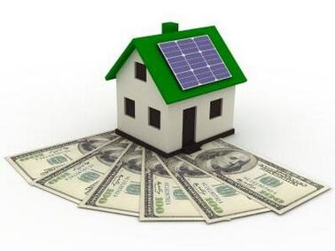 Saulės baterijos ant namo stogo, siekiant taupyti energiją